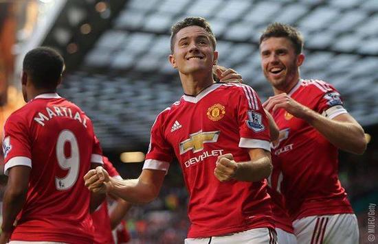 球迷们拭目 球迷们拭目